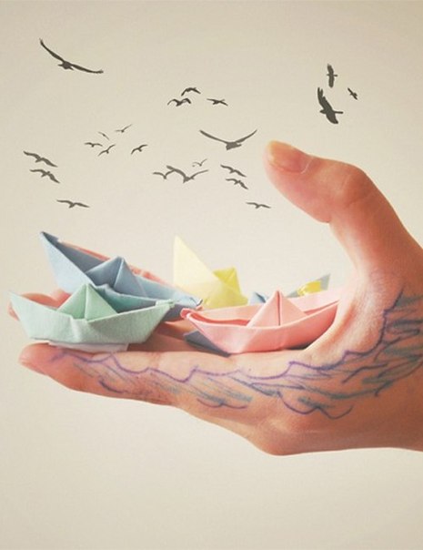 99px_ru_photo_143930_na_ruka_u_cheloveka_mnojestvo_raznocvetnih_bumajnih_korablikov.jpg.8deac1aaa4eaf8766f9dd3afb621355e.jpg